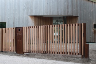 Cortenstaal poort met hout bekleed